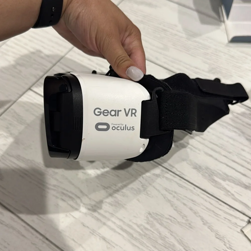 Samsung Gear VR Headset - Black and White